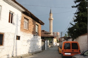 Altstadtgasse in Elbasan - osmanische Architektur meets Plattenbau